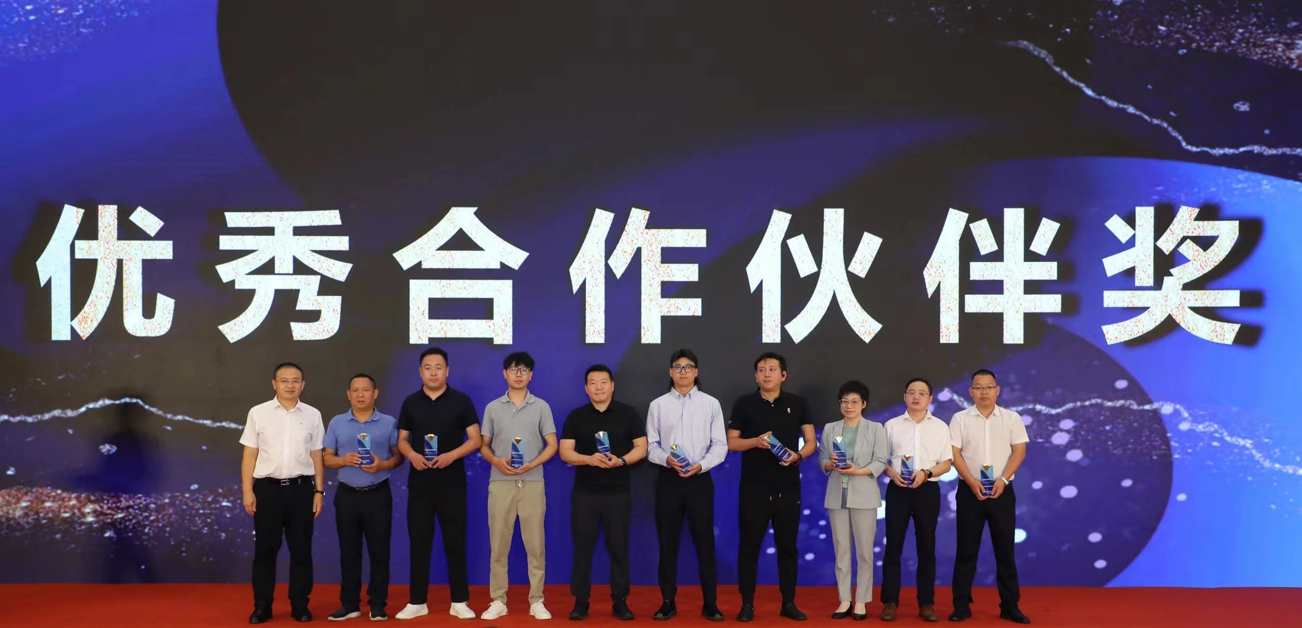 ��Ѷ |��8ͷ�����Ψһ�ٷ���վ��Ϸ�����ٻ��ҩ��е��������������